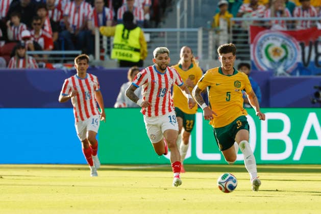 SOCCER PARAGUAY AUSTRALIA WORLD CUP, Jordan Bos of Australia and Julio Enciso of Paraguay during the Group D match between Paraguay and Australia as part of the Men™s FIFA 2026 World Cup at San Francisco Bay Area Stadium in California, USA, Friday, June 26, 2026. ( NO ARCHIVING, EDITORIAL USE ONLY SAN FRANCISCO CALIFORNIA UNITED STATES  Copyright: xJASONxHENRYx 20260626123052627539