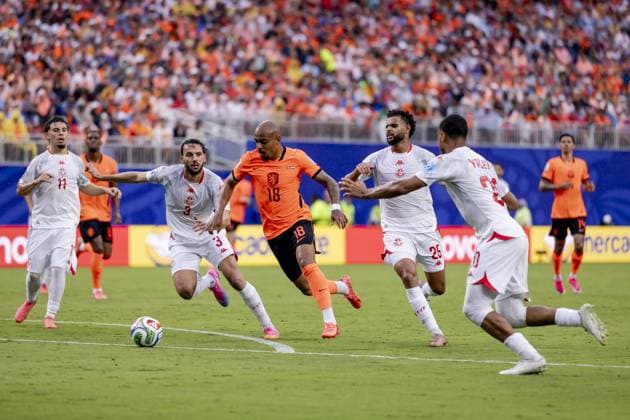 KANSAS - (lr) Ismael Gharbi of Tunisia, Montassar Talbi of Tunisia, Donyell Malen of the Netherlands, Anis Slimane of Tunisia and Yan Valery of Tunisia during the 2026 FIFA World Cup, WM, Weltmeisterschaft, Fussball Group F match between Tunisia and the Netherlands at Kansas City Stadium on June 25, 2026 in Kansas, United States. ROBIN VAN LONKHUIJSEN ANP FIFA World Cup 2026 group stage 2026 xVIxANPxSportx xxANPxIVx 562008339 originalFilename: 562008339.jpg