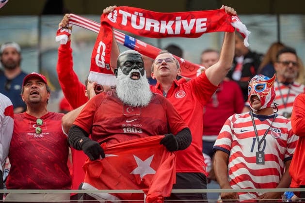 USA: Fußball FIFA World Cup, WM, Weltmeisterschaft, Fussball 2026 Gruppenphase Gruppe A Türkei vs USA SoFi Stadium (Inglewood, Los Angeles County, Kalifornien): Udi Neco (Necdet Ölcerman), türkischer Superfan, Türkei-Fan, Fanporträt, Porträt, Gesichtsbemalung, schwarzes Gesicht, weißer Bart, Fankostüm, Türkei-Trikot, Türkiye, BeÅüiktaÅü-Fan, Nationalmannschaft, Zuschauer, Tribüne, Fanblock, Jubel, Anfeuerung, Emotionen, Fankultur, Fußball-WM, World Cup, Stadion, Supporter, Impression *** USA Soccer FIFA World Cup 2026 Group Stage Group A Turkey vs. USA SoFi Stadium, Inglewood, Los Angeles County, California Udi Neco Necdet Ölcerman, Turkish superfan, Turkey fan, fan portrait, portrait, face paint, black face, white beard, fan costume, Turkey jersey, Türkiye, Besiktas fan, national team, spectator, stands, fan section, celebration, cheering, emotions, fan culture, FIFA World Cup, World Cup, stadium, supporter, impression Copyright: xJOERANxSTEINSIEKx