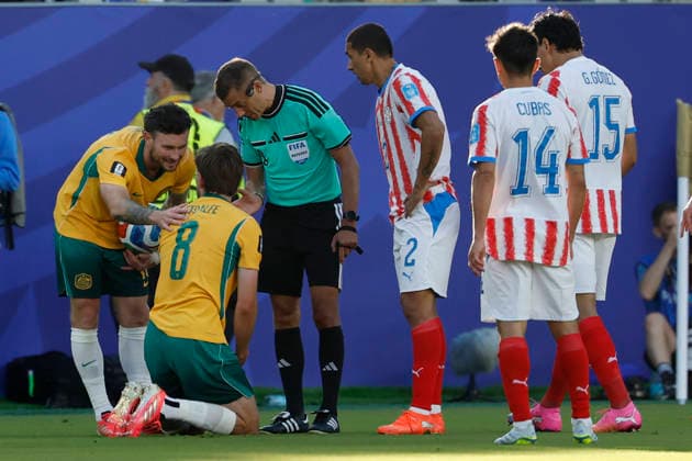 SOCCER PARAGUAY AUSTRALIA WORLD CUP, Connor Metcalfe of Australia is seen to by his team mates after a boot to the head during the Group D match between Paraguay and Australia as part of the Men™s FIFA 2026 World Cup at San Francisco Bay Area Stadium in California, USA, Friday, June 26, 2026. ( NO ARCHIVING, EDITORIAL USE ONLY SAN FRANCISCO CALIFORNIA UNITED STATES  Copyright: xJASONxHENRYx 20260626134639774090