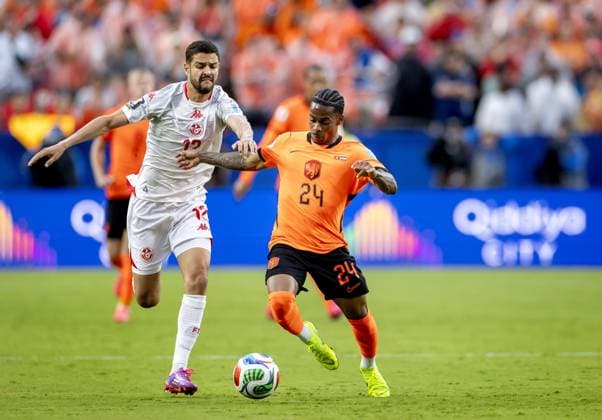 KANSAS - (lr) Mortadha Ben Ouanes of Tunisia, Crysencio Summerville of the Netherlands during the FIFA 2026 World Cup Group F match between Tunisia and the Netherlands at Kansas City Stadium on June 25, 2026 in Kansas, United States. KOEN VAN WEEL ANP FIFA World Cup, WM, Weltmeisterschaft, Fussball 2026 group stage 2026 xVIxANPxSportx xxANPxIVx 562008460 originalFilename: 562008460.jpg