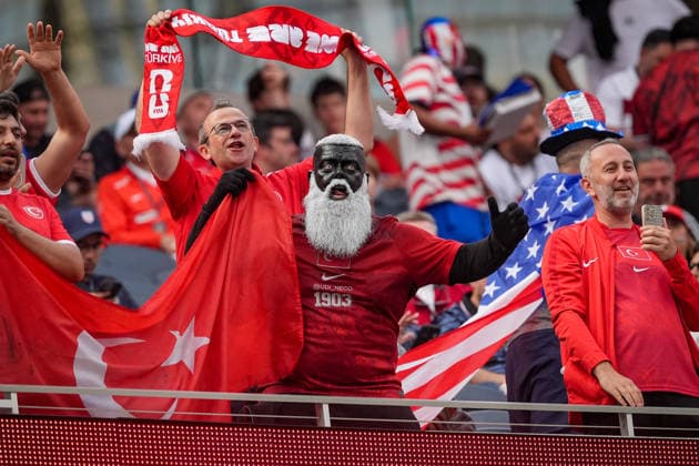 USA: Fußball FIFA World Cup, WM, Weltmeisterschaft, Fussball 2026 Gruppenphase Gruppe A Türkei vs USA SoFi Stadium (Inglewood, Los Angeles County, Kalifornien): Udi Neco (Necdet Ölcerman), türkischer Superfan, Türkei-Fan, Fanporträt, Porträt, Gesichtsbemalung, schwarzes Gesicht, weißer Bart, Fankostüm, Türkei-Trikot, Türkiye, Besiktas-Fan, Nationalmannschaft, Zuschauer, Tribüne, Fanblock, Jubel, Anfeuerung, Emotionen, Fankultur, Fußball-WM, World Cup, Stadion, Supporter, Impression *** USA Soccer 2026 FIFA World Cup Group Stage Group A Turkey vs. USA SoFi Stadium, Inglewood, Los Angeles County, California Udi Neco Necdet Ölcerman, Turkish superfan, Turkey fan, fan portrait, portrait, face paint, black face, white beard, fan costume, Turkey jersey, Türkiye, Besiktas fan, national team, spectator, stands, fan section, Cheering, Cheering On, Emotions, Fan Culture, Soccer World Cup, World Cup, Stadium, Supporter, Impression Copyright: xJOERANxSTEINSIEKx