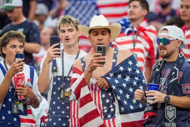 USA: Fußball FIFA World Cup, WM, Weltmeisterschaft, Fussball 2026 Gruppenphase Gruppe A Türkei vs USA SoFi Stadium (Inglewood, Los Angeles County, Kalifornien): USA-Fußballfans, USA-Fans, Fangruppe, Zuschauer, Tribüne, Fanblock, Fanporträt, Gruppenbild, USA-Flagge, Sternenbanner, Nationalflagge, USA-Overalls, Cowboyhut, USA-Schal, Team USA, US Soccer, Smartphones, Handy, Social Media, Selfie, Emotionen, Fankultur, Fußball-WM, World Cup, Supporter, Patriotismus, Nationalfarben, Stadion, Stimmung, Impression *** USA Soccer FIFA World Cup 2026 Group Stage Group A Turkey vs. USA SoFi Stadium Inglewood, Los Angeles County, California USA soccer fans, USA fans, fan group, spectators, stands, fan section, fan portrait, group photo, U.S. flag, Stars and Stripes, national flag, U.S. overalls, cowboy hat, U.S. scarf, Team USA, US Soccer, smartphones, cell phones, social media, selfie, emotions, fan culture, Soccer World Cup, World Cup, supporters, patriotism, national colors, stadium, atmosphere, impression Copyright: xJOERANxSTEINSIEKx