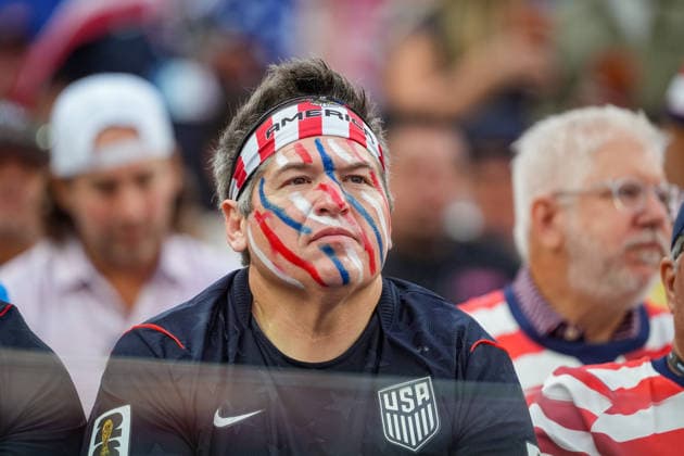 USA: Fußball FIFA World Cup, WM, Weltmeisterschaft, Fussball 2026 Gruppenphase Gruppe A Türkei vs USA SoFi Stadium (Inglewood, Los Angeles County, Kalifornien): USA-Fußballfan, USA-Fan, Fanporträt, Porträt, Gesichtsbemalung, Fanbemalung, Stirnband, America, USA-Trikot, US Soccer, Zuschauer, Tribüne, Fanblock, Nahaufnahme, konzentrierter Blick, Spannung, Emotionen, Fankultur, Supporter, Fußball-WM, World Cup, Nationalfarben, Rot-Weiß-Blau, Stadion, Impression, Patriotismus, Fanartikel, Stimmung *** USA Soccer FIFA World Cup 2026 Group Stage Group A Turkey vs. USA SoFi Stadium Inglewood, Los Angeles County, California USA soccer fan, USA fan, fan portrait, portrait, face paint, fan paint, headband, America, USA jersey, US Soccer, Spectator, Stands, Fan Section, Close-up, Focused Gaze, Tension, Emotions, Fan Culture, Supporter, Soccer World Cup, World Cup, National Colors, Red White Blue, Stadium, Impression, Patriotism, Fan Merchandise, Atmosphere Copyright: xJOERANxSTEINSIEKx
