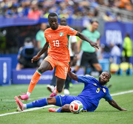 June 25, 2026, Philadelphia, Pennsylvania, United States: Curacao player, SHEREL FLORANUS (5) in action against Ivory Coast player, NICOLAS PEPE (19) during the Group E World Cup match at Philadelphia Stadium. Ivory Coast won 2:0. World Cup 2026: Group E: Ivory Coast 2:0 Curacao  - ZUMArf1_ 20260625_spo_rf1_309 Copyright: xRickyxFitchettx