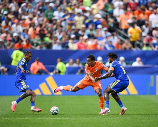 June 25, 2026, Philadelphia, Pennsylvania, United States: Curacao player, LEANDRO BACUNA (10) in action against Ivory Coast player, GUELA DOUE (17) during the Group E World Cup match at Philadelphia Stadium World Cup 2026: Group E: Ivory Coast 2:0 Curacao  - ZUMArf1_ 20260625_spo_rf1_303 Copyright: xRickyxFitchettx