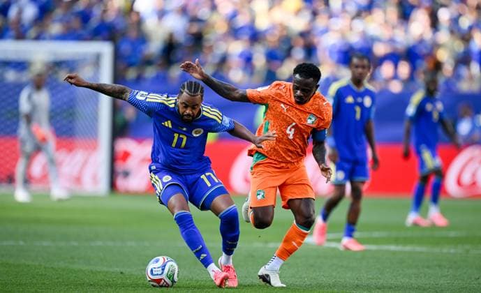 June 25, 2026, Philadelphia, Pennsylvania, United States: Curacao TYBRANDLEY KUWAS (17) in action against Ivory CoastoÂ¢Ã¢öÂ¬Ã¢Â¢s player, JEAN MICHAEL SERI (4) during the Group E World Cup match at Philadelphia Stadium World Cup 2026: Group E: Ivory Coast 2:0 Curacao  - ZUMArf1_ 20260625_spo_rf1_339 Copyright: xRickyxFitchettx