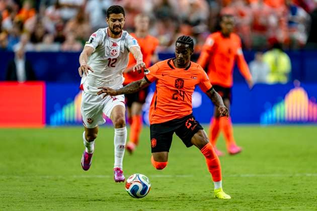 KANSAS CITY - (l-r) Mortadha Ben Ouanes of Tunisia and Crysencio Summerville of the Netherlands during the 2026 World Cup at Arrowhead Stadium on June 25, 2026 in Kansas City United States. (Photo by Stefan Koops EYE4IMAGES DeFodi Images) - *** KANSAS CITY l r Mortadha Ben Ouanes of Tunisia and Crysencio Summerville of the Netherlands during the 2026 World Cup at Arrowhead Stadium on June 25, 2026, in Kansas City, United States. Photo by Stefan Koops, EYE4IMAGES, DeFodi Images
