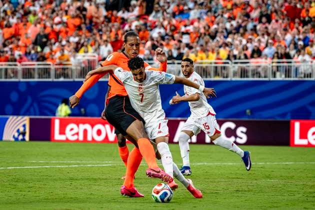 KANSAS CITY - (l-r) Virgil van Dijk of the Netherlands and Elias Achouri of Tunisia during the 2026 World Cup at Arrowhead Stadium on June 25, 2026 in Kansas City United States. (Photo by Stefan Koops EYE4IMAGES DeFodi Images) - *** KANSAS CITY l Virgil van Dijk of the Netherlands and Elias Achouri of Tunisia during the 2026 World Cup at Arrowhead Stadium on June 25, 2026, in Kansas City, United States. Photo by Stefan Koops, EYE4IMAGES, DeFodi Images