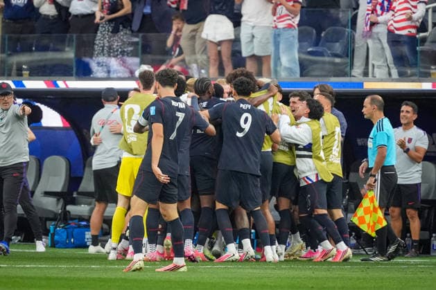 USA: Fußball FIFA World Cup, WM, Weltmeisterschaft, Fussball 2026 Gruppenphase Gruppe A Türkei vs USA SoFi Stadium (Inglewood, Los Angeles County, Kalifornien): Tor und Torjubel zum 1:0 durch Auston Trusty (USA, 6) Freude, Emotionen, Jubel *** USA Soccer 2026 FIFA World Cup Group Stage Group A Turkey vs. USA SoFi Stadium, Inglewood, Los Angeles County, California Goal and goal celebration following Auston Trusty s 1-0 goal for the USA, 6 Joy, emotions, cheering Copyright: xJOERANxSTEINSIEKx