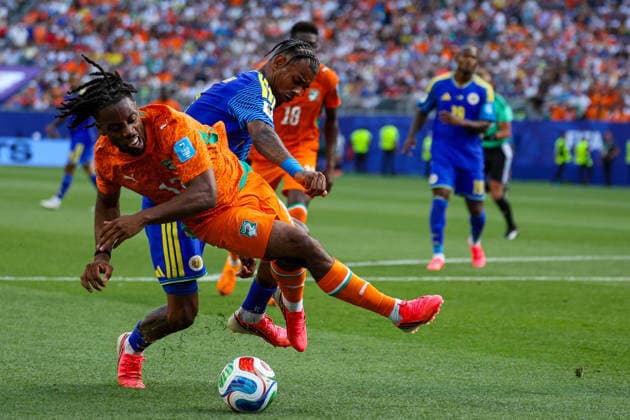 June 25, 2026, Philadelphia, Pennsylvania, USA: JUNINHO BACUNA of Curacao puts in a hard challenge on ELYE WAHI of Cote D Ivoire in the box but no foul was given during the 2026 FIFA World Cup, WM, Weltmeisterschaft, Fussball Group E match at Philadelphia Stadium in Philadelphia, PA on June 25, 2026. World Cup 2026: Curacao 0:2 Cote DIvoire  - ZUMAm283 20260625_zsp_m283_052 Copyright: xBillyxMyersx