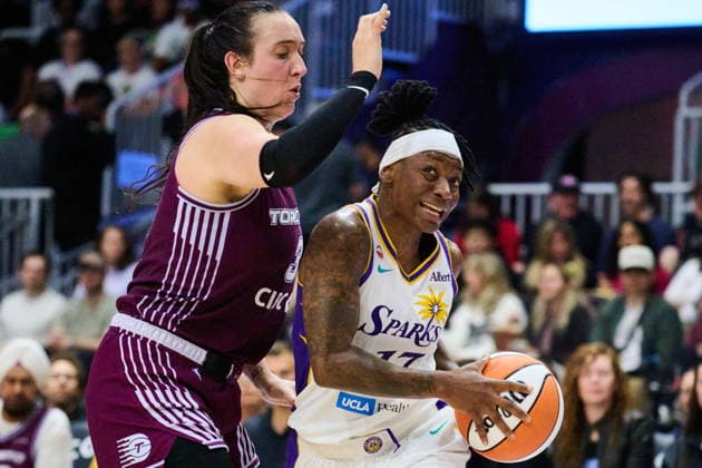 June 25, 2026, Toronto, On, Canada: Los Angeles Sparks Erica Wheeler (17) drives to the net past Toronto Tempo s Marina Mabrey (3) during second half WNBA, Basketball Damen, USA basketball action in Toronto, on Thursday, June 25, 2026. Canada News - June 25, 2026  - ZUMAc35_ 20260625_zaf_c35_139 Copyright: xSammyxKoganx