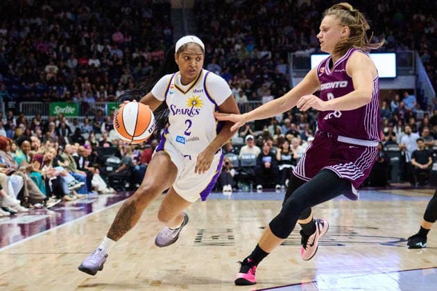 June 25, 2026, Toronto, On, Canada: Los Angeles Sparks Chance Gray (left) drives past Toronto Tempo s Laura Juskaite (right) during second half WNBA, Basketball Damen, USA basketball action in Toronto, on Thursday, June 25, 2026. Canada News - June 25, 2026  - ZUMAc35_ 20260625_zaf_c35_140 Copyright: xSammyxKoganx