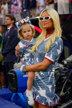 USA: Fußball FIFA World Cup, WM, Weltmeisterschaft, Fussball 2026 Gruppenphase Gruppe A Türkei vs USA SoFi Stadium (Inglewood, Los Angeles County, Kalifornien): Paris Hilton, Carter Reum, Phoenix Reum, London Reum, Familie, Familienporträt, Prominente, Celebrity, VIP-Gast, USA-Fußballfans, USA-Familie, Eltern mit Kindern, Kinder, Zuschauer, Tribüne, USA-Trikots, US Soccer, Fankultur, Fußball-WM, FIFA World Cup 2026, World Cup, Stadion, Event, Impression, Patriotismus, Nationalfarben *** USA Soccer FIFA World Cup 2026 Group Stage Group A Turkey vs. USA SoFi Stadium, Inglewood, Los Angeles County, California Paris Hilton, Carter Reum, Phoenix Reum, London Reum, family, family portrait, celebrities, Celebrity, VIP Guest, U.S. Soccer Fans, U.S. Family, Parents with Children, Children, Spectators, Stands, U.S. Jerseys, U.S. Soccer, Fan Culture, Soccer World Cup, FIFA World Cup 2026, World Cup, Stadium, Event, Impression, Patriotism, National Colors Copyright: xJOERANxSTEINSIEKx