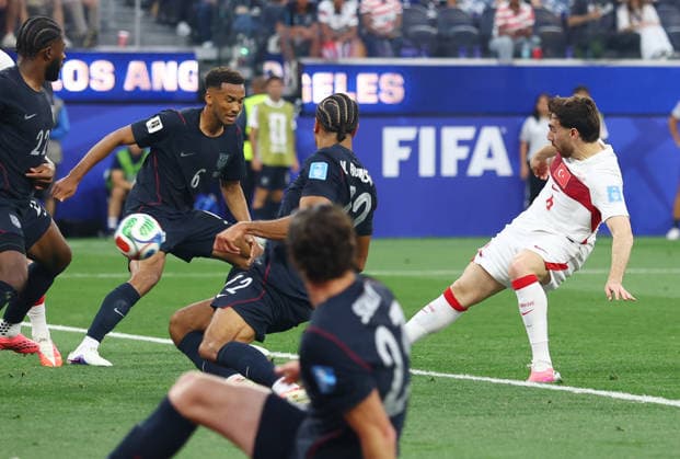 Turkey s Orkun Kokcu scores a goal against the United States in the first half of a FIFA World Cup, WM, Weltmeisterschaft, Fussball match at Los Angeles Stadium in Los Angeles, on Thursday, June 25, 2026.  LAP20260625811 CHRISTIANxBRUNSKILL