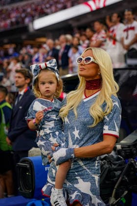 USA: Fußball FIFA World Cup, WM, Weltmeisterschaft, Fussball 2026 Gruppenphase Gruppe A Türkei vs USA SoFi Stadium (Inglewood, Los Angeles County, Kalifornien): Paris Hilton, Carter Reum, Phoenix Reum, London Reum, Familie, Familienporträt, Prominente, Celebrity, VIP-Gast, USA-Fußballfans, USA-Familie, Eltern mit Kindern, Kinder, Zuschauer, Tribüne, USA-Trikots, US Soccer, Fankultur, Fußball-WM, FIFA World Cup 2026, World Cup, Stadion, Event, Impression, Patriotismus, Nationalfarben *** USA Soccer FIFA World Cup 2026 Group Stage Group A Turkey vs. USA SoFi Stadium, Inglewood, Los Angeles County, California Paris Hilton, Carter Reum, Phoenix Reum, London Reum, family, family portrait, celebrities, Celebrity, VIP Guest, U.S. Soccer Fans, U.S. Family, Parents with Children, Children, Spectators, Stands, U.S. Jerseys, U.S. Soccer, Fan Culture, Soccer World Cup, FIFA World Cup 2026, World Cup, Stadium, Event, Impression, Patriotism, National Colors Copyright: xJOERANxSTEINSIEKx