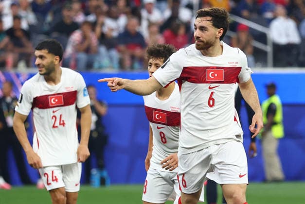 Turkey s Orkun Kokcu (6) celebrates after scoring a goal against the United States in the first half of a FIFA World Cup, WM, Weltmeisterschaft, Fussball match at Los Angeles Stadium in Los Angeles, on Thursday, June 25, 2026.  LAP20260625813 CHRISTIANxBRUNSKILL