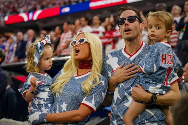 USA: Fußball FIFA World Cup, WM, Weltmeisterschaft, Fussball 2026 Gruppenphase Gruppe A Türkei vs USA SoFi Stadium (Inglewood, Los Angeles County, Kalifornien): Paris Hilton, Carter Reum, Phoenix Reum, London Reum, Familie, Familienporträt, Prominente, Celebrity, VIP-Gast, USA-Fußballfans, USA-Familie, Eltern mit Kindern, Kinder, Zuschauer, Tribüne, USA-Trikots, US Soccer, Fankultur, Fußball-WM, FIFA World Cup 2026, World Cup, Stadion, Event, Impression, Patriotismus, Nationalfarben *** USA Soccer FIFA World Cup 2026 Group Stage Group A Turkey vs. USA SoFi Stadium, Inglewood, Los Angeles County, California Paris Hilton, Carter Reum, Phoenix Reum, London Reum, family, family portrait, celebrities, Celebrity, VIP Guest, U.S. Soccer Fans, U.S. Family, Parents with Children, Children, Spectators, Stands, U.S. Jerseys, U.S. Soccer, Fan Culture, Soccer World Cup, FIFA World Cup 2026, World Cup, Stadium, Event, Impression, Patriotism, National Colors Copyright: xJOERANxSTEINSIEKx
