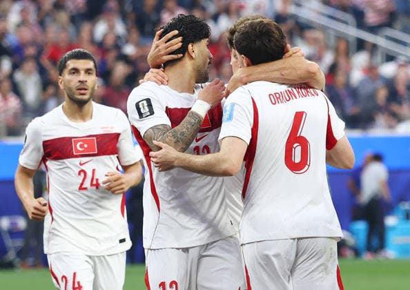 Turkey s Orkun Kokcu (6) celebrates with teammates after scoring a goal against the United States in the first half of a FIFA World Cup, WM, Weltmeisterschaft, Fussball match at Los Angeles Stadium in Los Angeles, on Thursday, June 25, 2026.  LAP20260625814 CHRISTIANxBRUNSKILL
