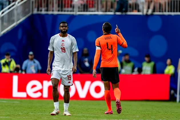 KANSAS CITY - (l-r) Firas Chaouat of Tunisia is disappointed after the match and Virgil van Dijk of the Netherlands celebrates the victory during the 2026 World Cup at Arrowhead Stadium on June 25, 2026 in Kansas City United States. (Photo by Stefan Koops EYE4IMAGES DeFodi Images) - *** KANSAS CITY l Firas Chaouat of Tunisia looks disappointed after the match, while Virgil van Dijk of the Netherlands celebrates the victory during the 2026 World Cup at Arrowhead Stadium on June 25, 2026, in Kansas City, United States. Photo by Stefan Koops, EYE4IMAGES, DeFodi Images
