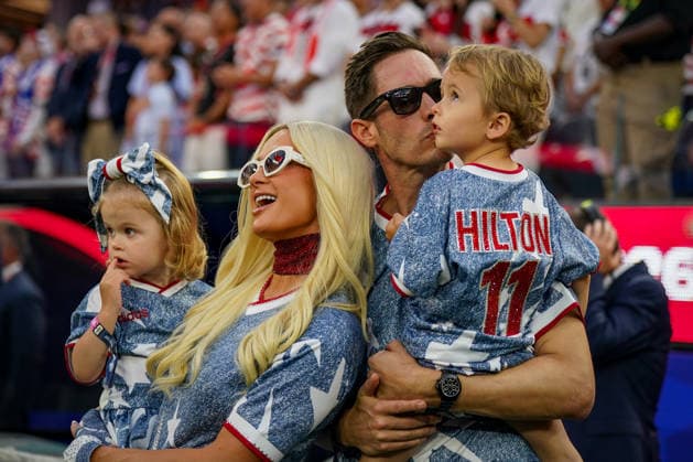 USA: Fußball FIFA World Cup, WM, Weltmeisterschaft, Fussball 2026 Gruppenphase Gruppe A Türkei vs USA SoFi Stadium (Inglewood, Los Angeles County, Kalifornien): Paris Hilton, Carter Reum, Phoenix Reum, London Reum, Familie, Familienporträt, Prominente, Celebrity, VIP-Gast, USA-Fußballfans, USA-Familie, Eltern mit Kindern, Kinder, Zuschauer, Tribüne, USA-Trikots, US Soccer, Fankultur, Fußball-WM, FIFA World Cup 2026, World Cup, Stadion, Event, Impression, Patriotismus, Nationalfarben *** USA Soccer FIFA World Cup 2026 Group Stage Group A Turkey vs. USA SoFi Stadium, Inglewood, Los Angeles County, California Paris Hilton, Carter Reum, Phoenix Reum, London Reum, family, family portrait, celebrities, Celebrity, VIP Guest, U.S. Soccer Fans, U.S. Family, Parents with Children, Children, Spectators, Stands, U.S. Jerseys, U.S. Soccer, Fan Culture, World Cup, FIFA World Cup 2026, World Cup, Stadium, Event, Impression, Patriotism, National Colors Copyright: xJOERANxSTEINSIEKx