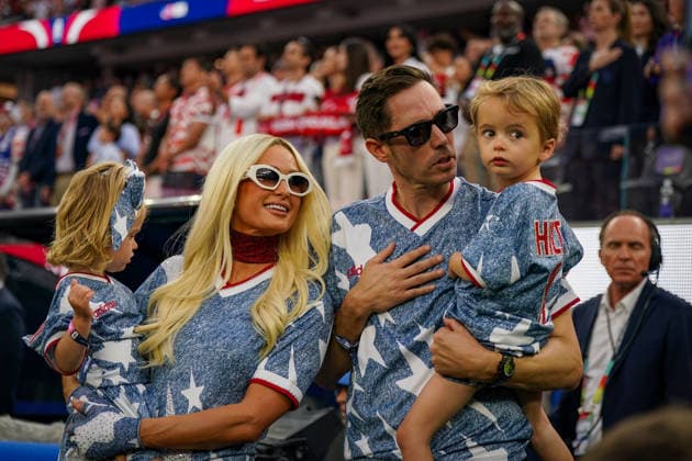 USA: Fußball FIFA World Cup, WM, Weltmeisterschaft, Fussball 2026 Gruppenphase Gruppe A Türkei vs USA SoFi Stadium (Inglewood, Los Angeles County, Kalifornien): Paris Hilton, Carter Reum, Phoenix Reum, London Reum, Familie, Familienporträt, Prominente, Celebrity, VIP-Gast, USA-Fußballfans, USA-Familie, Eltern mit Kindern, Kinder, Zuschauer, Tribüne, USA-Trikots, US Soccer, Fankultur, Fußball-WM, FIFA World Cup 2026, World Cup, Stadion, Event, Impression, Patriotismus, Nationalfarben *** USA Soccer FIFA World Cup 2026 Group Stage Group A Turkey vs. USA SoFi Stadium, Inglewood, Los Angeles County, California Paris Hilton, Carter Reum, Phoenix Reum, London Reum, family, family portrait, celebrities, Celebrity, VIP Guest, U.S. Soccer Fans, U.S. Family, Parents with Children, Children, Spectators, Stands, U.S. Jerseys, U.S. Soccer, Fan Culture, World Cup, FIFA World Cup 2026, World Cup, Stadium, Event, Impression, Patriotism, National Colors Copyright: xJOERANxSTEINSIEKx