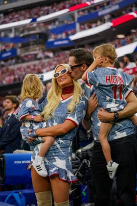 USA: Fußball FIFA World Cup, WM, Weltmeisterschaft, Fussball 2026 Gruppenphase Gruppe A Türkei vs USA SoFi Stadium (Inglewood, Los Angeles County, Kalifornien): Paris Hilton, Carter Reum, Phoenix Reum, London Reum, Familie, Familienporträt, Prominente, Celebrity, VIP-Gast, USA-Fußballfans, USA-Familie, Eltern mit Kindern, Kinder, Zuschauer, Tribüne, USA-Trikots, US Soccer, Fankultur, Fußball-WM, FIFA World Cup 2026, World Cup, Stadion, Event, Impression, Patriotismus, Nationalfarben *** USA Soccer FIFA World Cup 2026 Group Stage Group A Turkey vs. USA SoFi Stadium, Inglewood, Los Angeles County, California Paris Hilton, Carter Reum, Phoenix Reum, London Reum, family, family portrait, celebrities, Celebrity, VIP Guest, U.S. Soccer Fans, U.S. Family, Parents with Children, Children, Spectators, Stands, U.S. Jerseys, U.S. Soccer, Fan Culture, World Cup, FIFA World Cup 2026, World Cup, Stadium, Event, Impression, Patriotism, National Colors Copyright: xJOERANxSTEINSIEKx