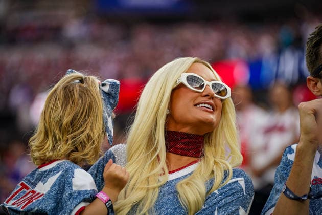 USA: Fußball FIFA World Cup, WM, Weltmeisterschaft, Fussball 2026 Gruppenphase Gruppe A Türkei vs USA SoFi Stadium (Inglewood, Los Angeles County, Kalifornien): Paris Hilton, Carter Reum, Phoenix Reum, London Reum, Familie, Familienporträt, Prominente, Celebrity, VIP-Gast, USA-Fußballfans, USA-Familie, Eltern mit Kindern, Kinder, Zuschauer, Tribüne, USA-Trikots, US Soccer, Fankultur, Fußball-WM, FIFA World Cup 2026, World Cup, Stadion, Event, Impression, Patriotismus, Nationalfarben *** USA Soccer FIFA World Cup 2026 Group Stage Group A Turkey vs. USA SoFi Stadium, Inglewood, Los Angeles County, California Paris Hilton, Carter Reum, Phoenix Reum, London Reum, family, family portrait, celebrities, Celebrity, VIP Guest, U.S. Soccer Fans, U.S. Family, Parents with Children, Children, Spectators, Stands, U.S. Jerseys, U.S. Soccer, Fan Culture, World Cup, FIFA World Cup 2026, World Cup, Stadium, Event, Impression, Patriotism, National Colors Copyright: xJOERANxSTEINSIEKx