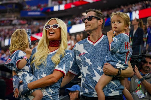 USA: Fußball FIFA World Cup, WM, Weltmeisterschaft, Fussball 2026 Gruppenphase Gruppe A Türkei vs USA SoFi Stadium (Inglewood, Los Angeles County, Kalifornien): Paris Hilton, Carter Reum, Phoenix Reum, London Reum, Familie, Familienporträt, Prominente, Celebrity, VIP-Gast, USA-Fußballfans, USA-Familie, Eltern mit Kindern, Kinder, Zuschauer, Tribüne, USA-Trikots, US Soccer, Fankultur, Fußball-WM, FIFA World Cup 2026, World Cup, Stadion, Event, Impression, Patriotismus, Nationalfarben *** USA Soccer FIFA World Cup 2026 Group Stage Group A Turkey vs. USA SoFi Stadium, Inglewood, Los Angeles County, California Paris Hilton, Carter Reum, Phoenix Reum, London Reum, family, family portrait, celebrities, Celebrity, VIP Guest, U.S. Soccer Fans, U.S. Family, Parents with Children, Children, Spectators, Stands, U.S. Jerseys, U.S. Soccer, Fan Culture, World Cup, FIFA World Cup 2026, World Cup, Stadium, Event, Impression, Patriotism, National Colors Copyright: xJOERANxSTEINSIEKx