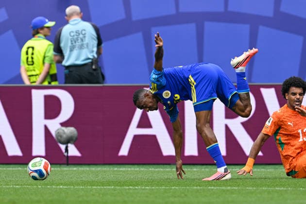 PHILADELPHIA, PA - JUNE 25: Joshua Brenet 20 of Curacao keeps from falling during the FIFA World Cup, WM, Weltmeisterschaft, Fussball 2026 Group E match between Curacao and Cote d™Ivoire on June 25th, 2026 at Philadelphia Stadium in Philadelphia, PA.(Photo by Terence Lewis Icon Sportswire) SOCCER: JUN 25 FIFA World Cup 26 Group E - Curacao vs Cote d Ivoire EDITORIAL USE ONLY Icon260625039