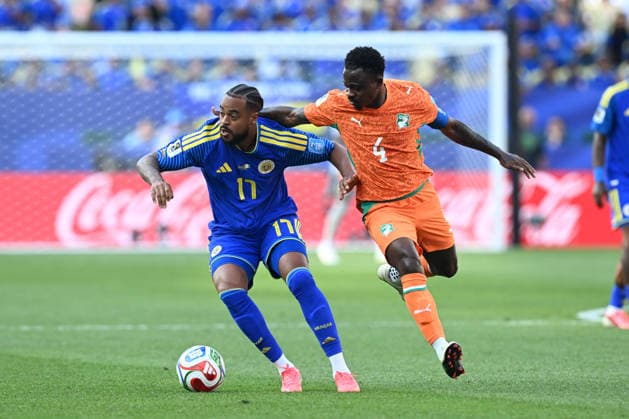 PHILADELPHIA, PA - JUNE 25: Brandley Kuwas 17 of Curacao and Jean Michael Seri 4 of Cote d Ivoire battle for possesion during the FIFA World Cup, WM, Weltmeisterschaft, Fussball 2026 Group E match between Curacao and Cote d™Ivoire on June 25th, 2026 at Philadelphia Stadium in Philadelphia, PA.(Photo by Terence Lewis Icon Sportswire) SOCCER: JUN 25 FIFA World Cup 26 Group E - Curacao vs Cote d Ivoire EDITORIAL USE ONLY Icon260625048