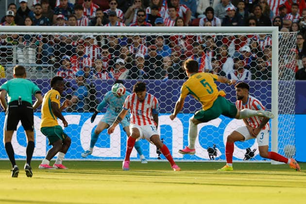 SOCCER PARAGUAY AUSTRALIA WORLD CUP, Gustavo Gomez of Paraguay heads a strike by Jordan Bos of Australia during the Group D match between Paraguay and Australia as part of the Men™s FIFA 2026 World Cup at San Francisco Bay Area Stadium in California, USA, Friday, June 26, 2026. ( NO ARCHIVING, EDITORIAL USE ONLY SAN FRANCISCO CALIFORNIA UNITED STATES  Copyright: xJASONxHENRYx 20260626179706582184