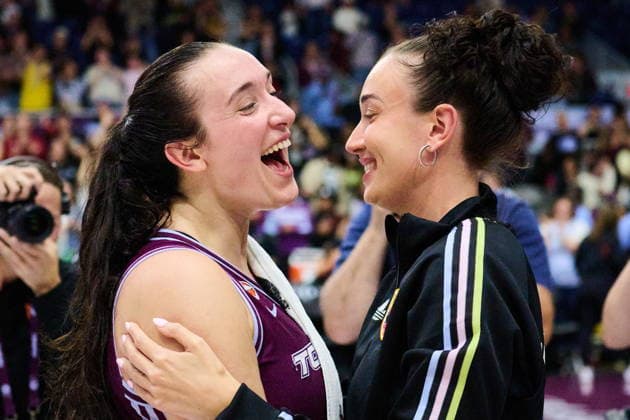 June 25, 2026, Toronto, On, Canada: Toronto Tempo s Marina Mabrey (3), left, celebrates with her sister Michaela Mabrey after her team s win against the Los Angeles Sparks in WNBA, Basketball Damen, USA basketball action in Toronto, on Thursday, June 25, 2026. Canada News - June 25, 2026  - ZUMAc35_ 20260625_zaf_c35_141 Copyright: xSammyxKoganx