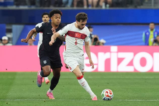 Orkun Kokcu (R) of Turkey vies for the ball with Weston Mckennie of United States during the FIFA World Cup, WM, Weltmeisterschaft, Fussball 2026 group stage match Turkey against United States at the SoFi Stadium in Los Angeles, United States, 25 June 2026. FIFA World Cup 2026 - Group D - Turkey vs USA !ACHTUNG: NUR REDAKTIONELLE NUTZUNG!  Copyright: xOmarxAlonsox GR5393 20260626-55020713303_1