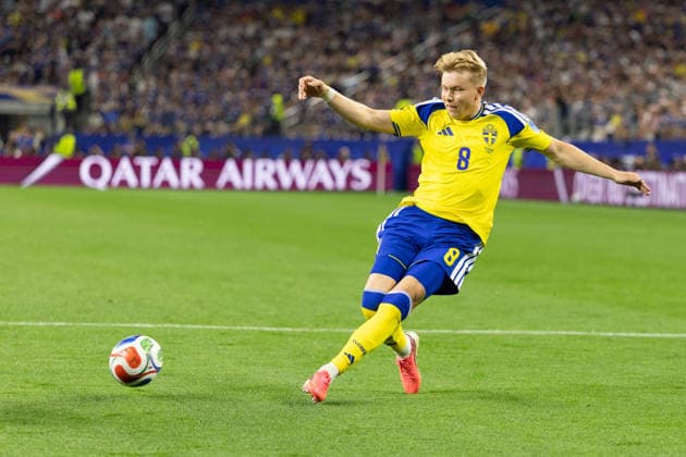 June 25, 2026, Arlington, Texas, USA: Sweden defender LUCAS BERGVALL (8) kicks the ball during a Group F 2026 FIFA World Cup, WM, Weltmeisterschaft, Fussball match between Japan and Sweden at Dallas Stadium in Arlington, Texas. Arlington USA - ZUMAh193 20260625_zsp_h193_055 Copyright: xDanielxMcGregor-Huyerx