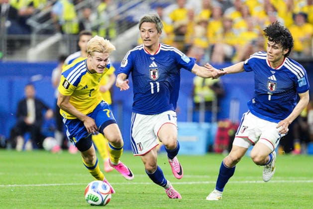 Yukinari Sugawara of Japan (C) runs with the ball under pressure from Lucas Bergvall of Sweden (L) during a FIFA Men’s World Cup 2026 Group Stage football match between Japan and Sweden at Dallas Stadium, in East Rutherford on June 25th 2026 (Photo by Alexandra Fechete SPP)  Copyright: xAlexandraxFechete SPPx Sportspressphoto_SPR177301