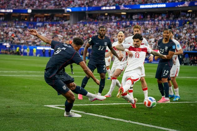 USA: Fußball FIFA World Cup, WM, Weltmeisterschaft, Fussball 2026 Gruppenphase Gruppe A Türkei vs USA SoFi Stadium (Inglewood, Los Angeles County, Kalifornien): Tor und Torjubel zum 1:0 durch Auston Trusty (USA, 6) Freude, Emotionen, Jubel *** USA Soccer 2026 FIFA World Cup Group Stage Group A Turkey vs. USA SoFi Stadium, Inglewood, Los Angeles County, California Goal and celebration of the 1–0 goal by Auston Trusty (USA), 6 Joy, emotions, cheering Copyright: xJOERANxSTEINSIEKx