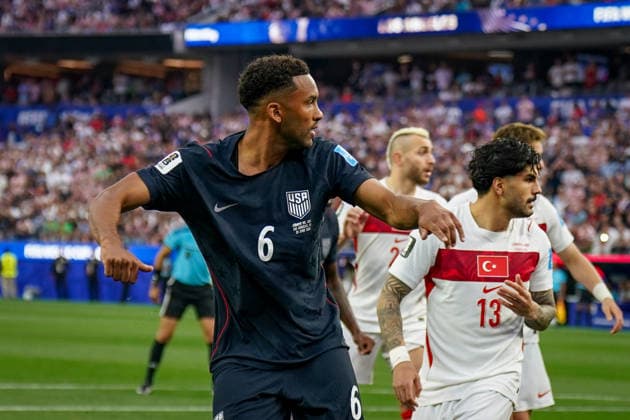 USA: Fußball FIFA World Cup, WM, Weltmeisterschaft, Fussball 2026 Gruppenphase Gruppe A Türkei vs USA SoFi Stadium (Inglewood, Los Angeles County, Kalifornien): Tor und Torjubel zum 1:0 durch Auston Trusty (USA, 6) Freude, Emotionen, Jubel *** USA Soccer 2026 FIFA World Cup Group Stage Group A Turkey vs. USA SoFi Stadium, Inglewood, Los Angeles County, California Goal and celebration of the 1–0 goal by Auston Trusty (USA), 6 Joy, emotions, cheering Copyright: xJOERANxSTEINSIEKx