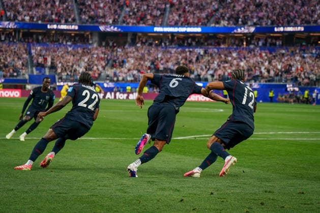 USA: Fußball FIFA World Cup, WM, Weltmeisterschaft, Fussball 2026 Gruppenphase Gruppe A Türkei vs USA SoFi Stadium (Inglewood, Los Angeles County, Kalifornien): Tor und Torjubel zum 1:0 durch Auston Trusty (USA, 6) Freude, Emotionen, Jubel *** USA Soccer 2026 FIFA World Cup Group Stage Group A Turkey vs. USA SoFi Stadium, Inglewood, Los Angeles County, California Goal and celebration of the 1–0 goal by Auston Trusty (USA), 6 Joy, emotions, cheering Copyright: xJOERANxSTEINSIEKx