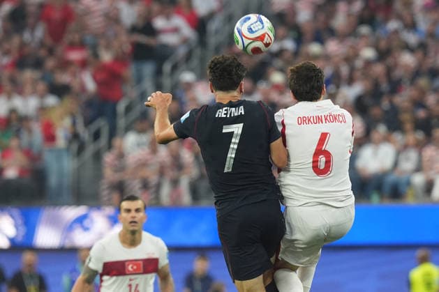 Orkun Kokcu (R) of Turkey vies for the ball with Giovanni Reyna of United States during the FIFA World Cup, WM, Weltmeisterschaft, Fussball 2026 group stage match Turkey against United States at the SoFi Stadium in Los Angeles, United States, 25 June 2026. FIFA World Cup 2026 - Group D - Turkey vs USA !ACHTUNG: NUR REDAKTIONELLE NUTZUNG!  Copyright: xOmarxAlonsox GR5396 20260626-55020713311_1