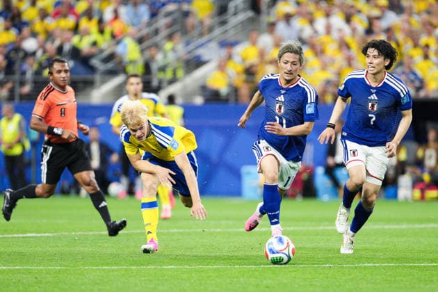 Yukinari Sugawara of Japan (C) runs with the ball under pressure from Lucas Bergvall of Sweden (L) during a FIFA Men’s World Cup 2026 Group Stage football match between Japan and Sweden at Dallas Stadium, in East Rutherford on June 25th 2026 (Photo by Alexandra Fechete SPP)  Copyright: xAlexandraxFechete SPPx Sportspressphoto_SPR177302