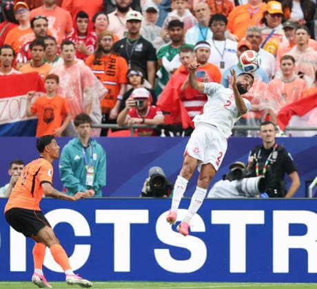 JUNE 25, 2026: Tunisia defender Ali Abdi (2) heads the ball away against Netherlands at Kansas City Stadium in Kansas City, MO. CSM FIFA World Cup, WM, Weltmeisterschaft, Fussball 2026: Tunisia Vs Netherlands JUN 25th  - ZUMAc04_ 20260625_zma_c04_319 Copyright: xRomanxPunox