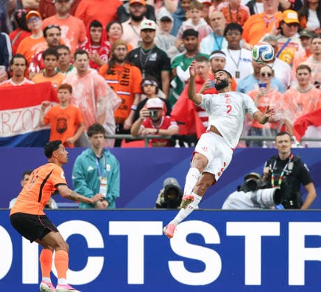 JUNE 25, 2026: Tunisia defender Ali Abdi (2) heads the ball away against Netherlands at Kansas City Stadium in Kansas City, MO. CSM FIFA World Cup, WM, Weltmeisterschaft, Fussball 2026: Tunisia Vs Netherlands JUN 25th  - ZUMAc04_ 20260625_zma_c04_333 Copyright: xRomanxPunox