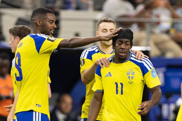 June 25, 2026, Arlington, Texas, USA: Sweden forward CARL STARFELT (11) celebrates with Sweden forward ALEXANDER ISAK (9) after scoring a goal during a Group F 2026 FIFA World Cup, WM, Weltmeisterschaft, Fussball match between Japan and Sweden at Dallas Stadium in Arlington, Texas. Arlington USA - ZUMAh193 20260625_zsp_h193_086 Copyright: xDanielxMcGregor-Huyerx