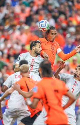 JUNE 25, 2026: Netherlands defender Virgil Van Dijk (4) takes the header towards the goal against Tunisia at Kansas City Stadium in Kansas City, MO. CSM FIFA World Cup, WM, Weltmeisterschaft, Fussball 2026: Tunisia Vs Netherlands JUN 25th  - ZUMAc04_ 20260625_zma_c04_338 Copyright: xRomanxPunox