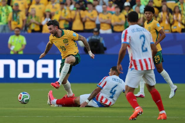Diego Gómez (C) of Paraguay vies for the ball with Aiden Oneill (L) of Australia during the FIFA World Cup, WM, Weltmeisterschaft, Fussball 2026 Group D match between Paraguay and Australia at Levi s stadium in Santa Clara, California, United States, 25 June 2025. FIFA World Cup 2026 - Group D - Paraguay vs. Australia !ACHTUNG: NUR REDAKTIONELLE NUTZUNG!  Copyright: xMiguelxgutierrezx GR5378 20260626-55020713322_1