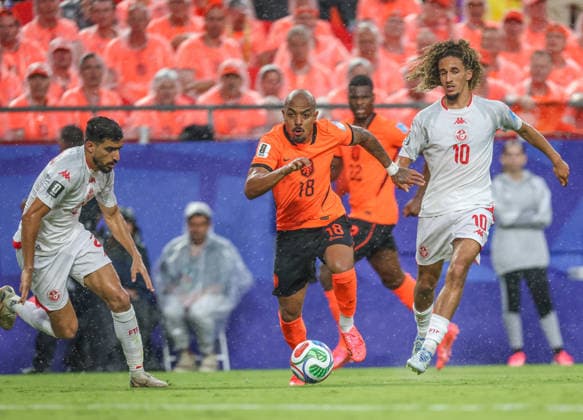 JUNE 25, 2026: Netherlands forward Donyell Malen (18) splits Tunisia defenders at Kansas City Stadium in Kansas City, MO. CSM FIFA World Cup, WM, Weltmeisterschaft, Fussball 2026: Tunisia Vs Netherlands JUN 25th  - ZUMAc04_ 20260625_zma_c04_343 Copyright: xRomanxPunox