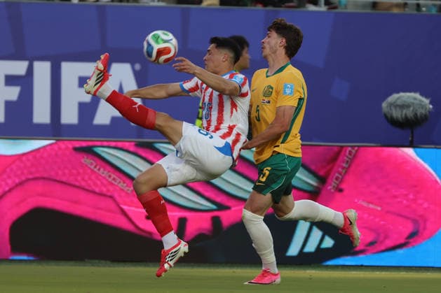 Alexandro Maidana (L) of Paraguay vies for the ball with Jordan Bos (R) of Australia during the FIFA World Cup, WM, Weltmeisterschaft, Fussball 2026 Group D match between Paraguay and Australia at Levi s stadium in Santa Clara, California, United States, 25 June 2025. FIFA World Cup 2026 - Group D - Paraguay vs. Australia !ACHTUNG: NUR REDAKTIONELLE NUTZUNG!  Copyright: xMiguelxgutierrezx GR5395 20260626-55020713327_1