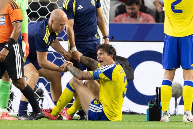 June 25, 2026, Arlington, Texas, USA: Sweden defender VICTOR NILSSON LINDELo F (3) reacts during a Group F 2026 FIFA World Cup, WM, Weltmeisterschaft, Fussball match between Japan and Sweden at Dallas Stadium in Arlington, Texas. Arlington USA - ZUMAh193 20260625_zsp_h193_077 Copyright: xDanielxMcGregor-Huyerx