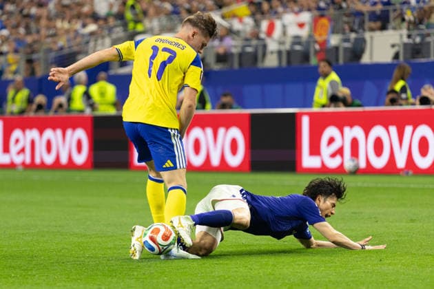 June 25, 2026, Arlington, Texas, USA: Sweden forward VIKTOR GYo KERES (17) pushes Japan forward AYASE UEDA (18) during a Group F 2026 FIFA World Cup, WM, Weltmeisterschaft, Fussball match between Japan and Sweden at Dallas Stadium in Arlington, Texas. World Cup 2026: Group F: Japan 2:2 Sweden  - ZUMAh193 20260625_zsp_h193_049 Copyright: xDanielxMcGregor-Huyerx